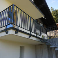 Geländer an einem Balkon Gstaad Zweisimmen Spiez Thun Bern Berner Oberland von Niederhäusern AG Metall- und Stahlbau Erlenbach Vonag
