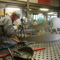 Schlosserarbeiten an Kreiselkunstwerk
