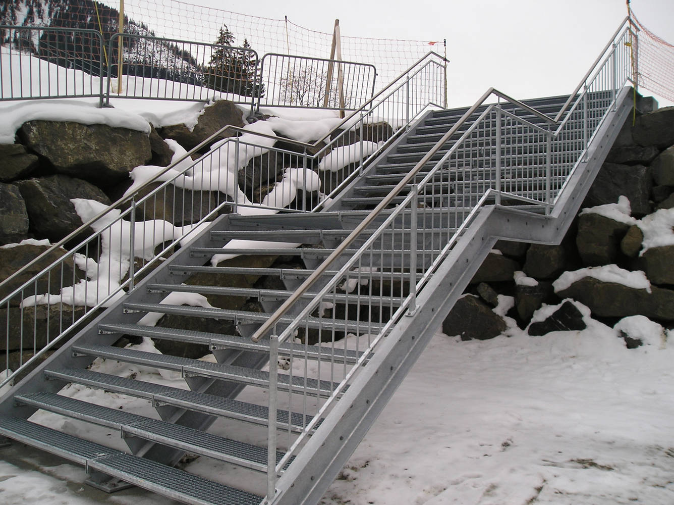 Treppe mit Gitterroststufen Gstaad Zweisimmen Spiez Thun Bern Berner Oberland von Niederhäusern AG Metall- und Stahlbau Erlenbach Vonag