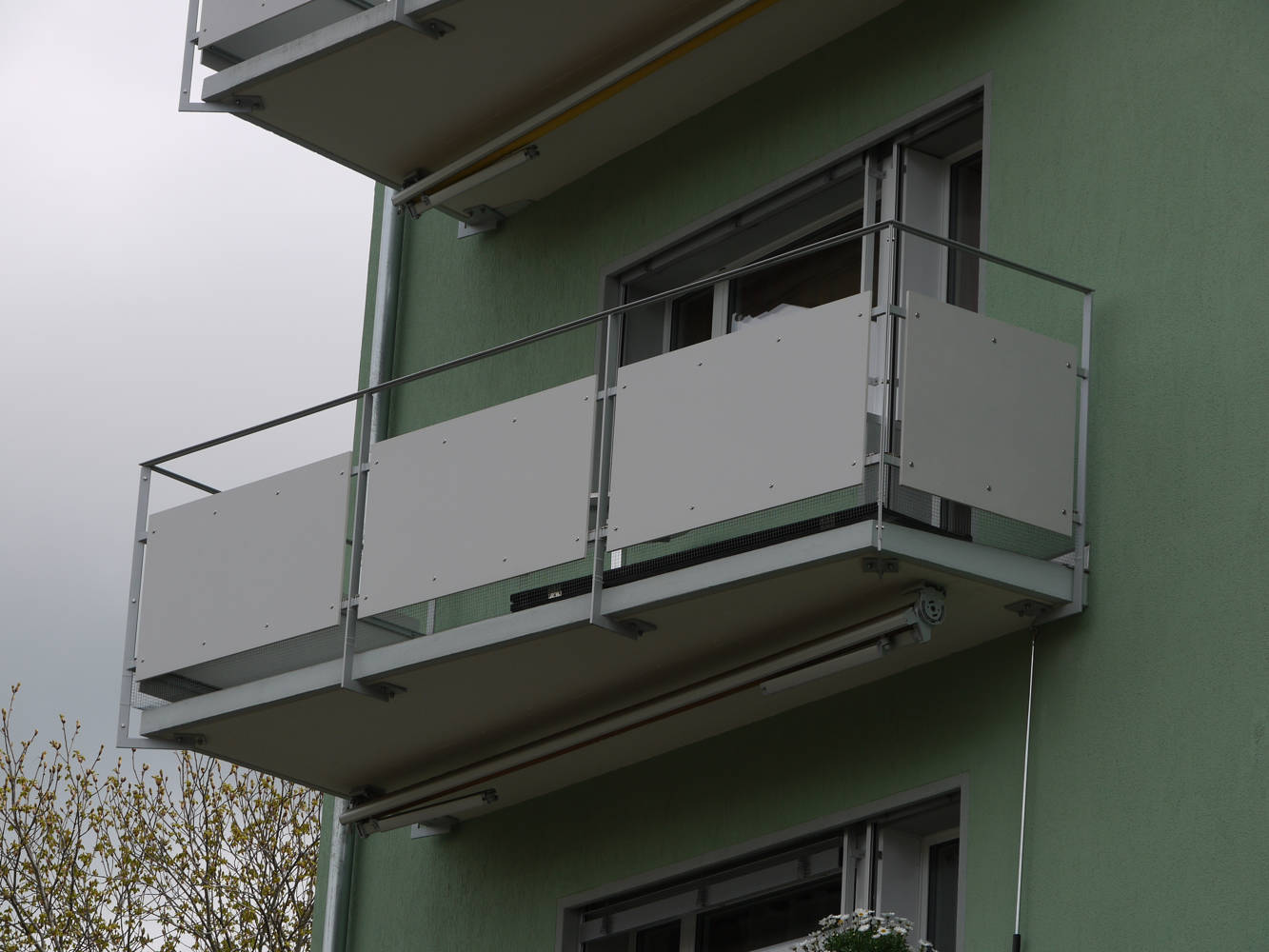 Balkon Geländer Gstaad Zweisimmen Spiez Thun Bern Berner Oberland von Niederhäusern AG Metall- und Stahlbau Erlenbach Vonag