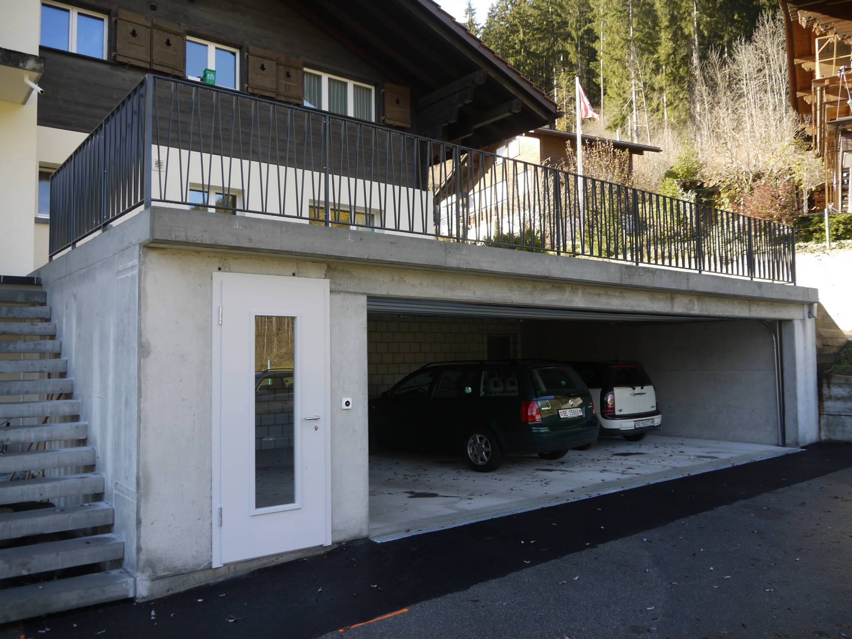 Geländer bei einem Einfamilienhaus Gstaad Zweisimmen Spiez Thun Bern Berner Oberland von Niederhäusern AG Metall- und Stahlbau Erlenbach Vonag