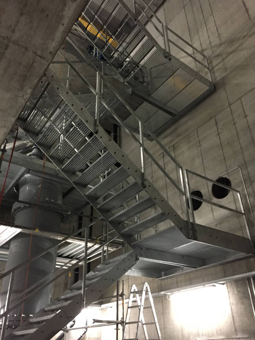 Industrietreppe Rohrgeländer Gitterrosttritte