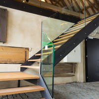 Stahltreppe Metalltreppe Glasgeländer Holztritte Bauernhaus Migros Oberland Frutigen Gstaad Zweisimmen Spiez Thun Bern Berner Oberland von Niederhäusern AG Metall- und Stahlbau Erlenbach Vonag Gschwend AG Gastro-Bau
