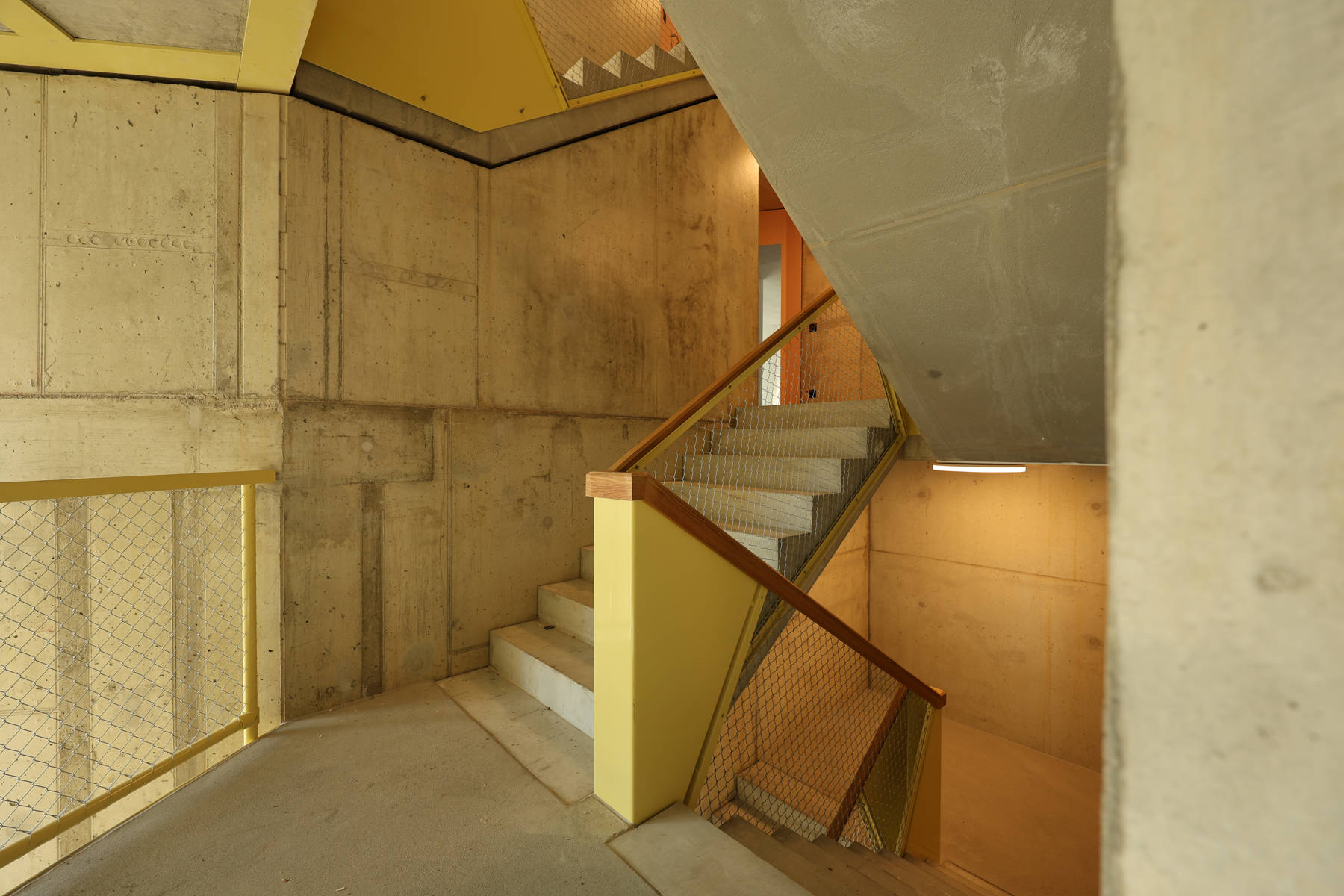 Treppengeländer Blech und Maschendrahtfüllung Holzhandlauf Bern Thun Spiez