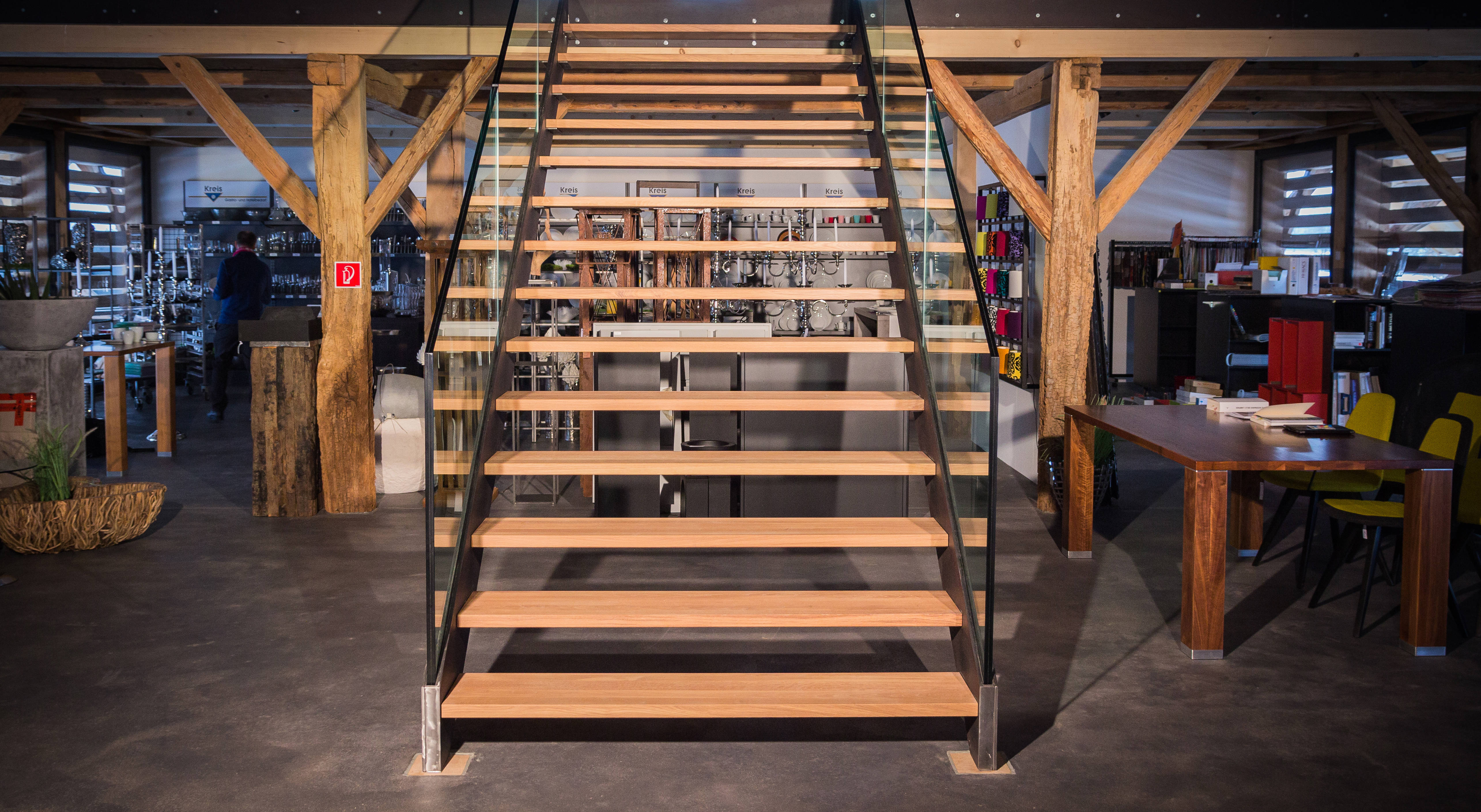 Metalltreppe Stahltreppe Glasgeländer Holztritte Gstaad Zweisimmen Spiez Thun Bern Berner Oberland von Niederhäusern AG Metall- und Stahlbau Erlenbach Vonag Gschwend AG Gastro-Bau
